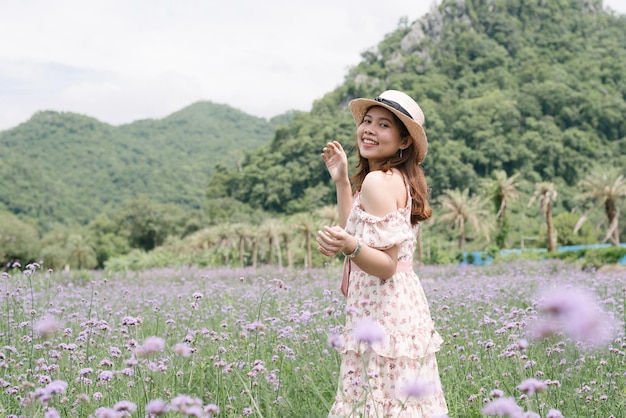 mujer joven, con, ramo, en, campo lavanda