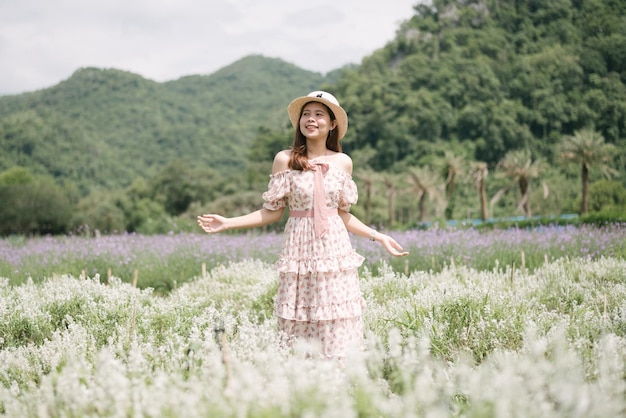 mujer joven, con, ramo, en, campo lavanda