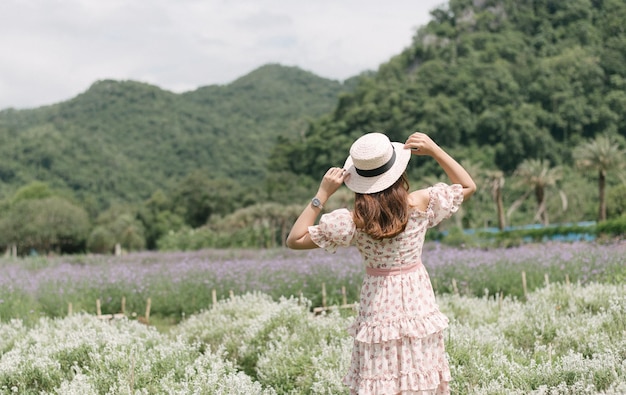 mujer joven, con, ramo, en, campo lavanda