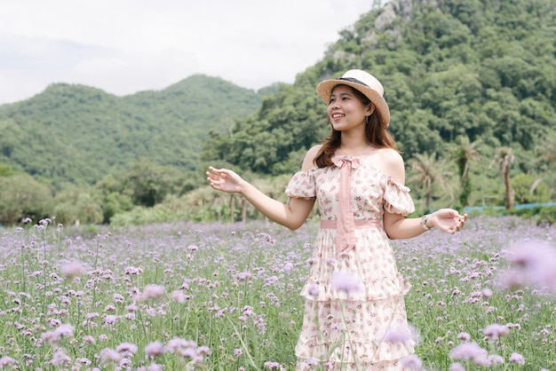 mujer joven, con, ramo, en, campo lavanda