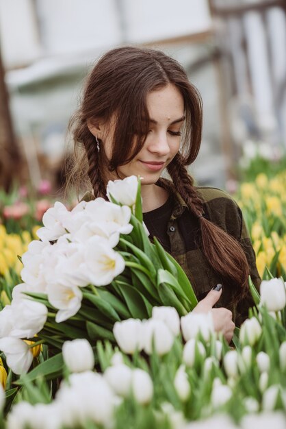 Mujer joven con un ramo de flores de primavera