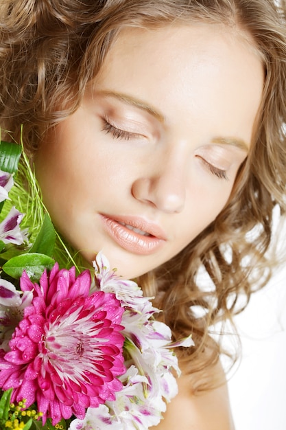 Mujer joven con ramo de flores