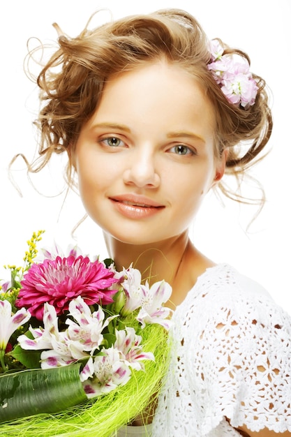 Mujer joven con ramo de flores