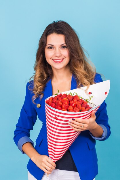 Mujer joven con un ramo de fresa