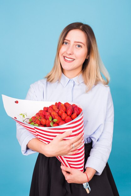 Mujer joven con un ramo de fresa