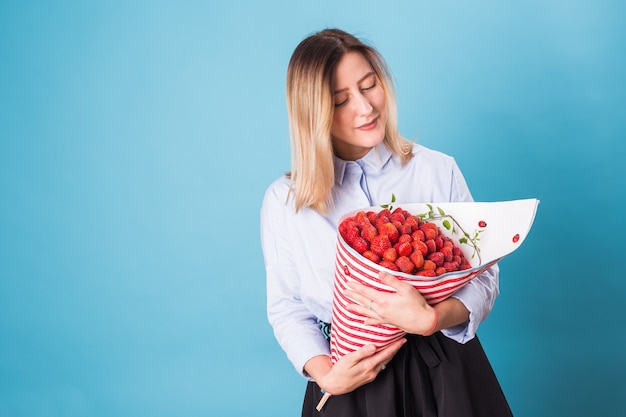 Mujer joven con un ramo de fresa