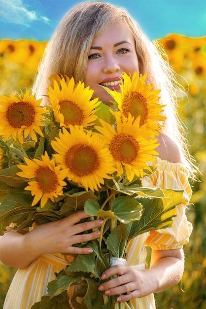 mujer joven con un ramo de girasoles