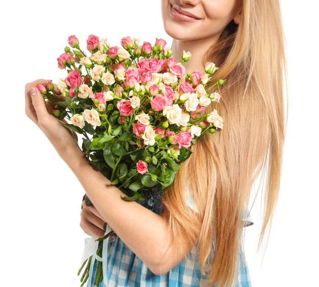 mujer joven, con, ramo de rosas, blanco, plano de fondo