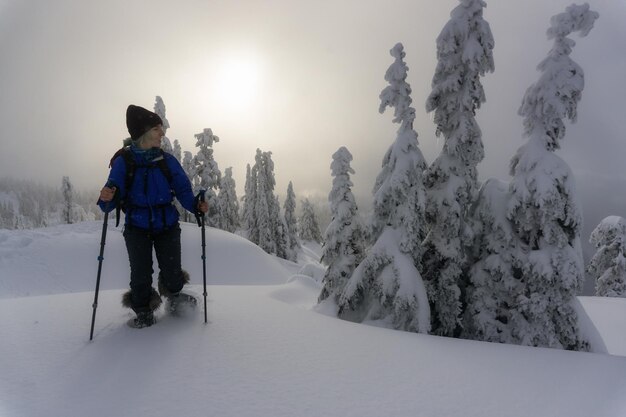 mujer joven, raquetas de nieve, en, nieve fresca