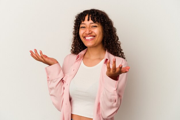 Mujer joven de raza mixta aislada sobre fondo blanco alegre riendo mucho. Concepto de felicidad.