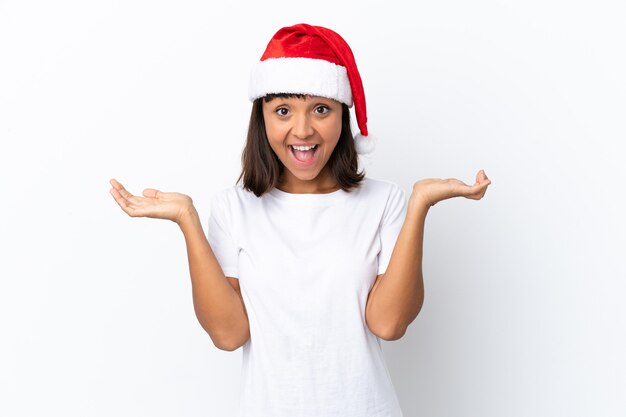 Mujer joven de raza mixta celebrando la Navidad