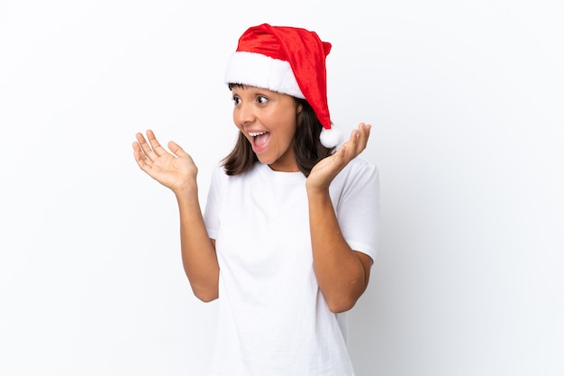 Mujer joven de raza mixta celebrando la Navidad