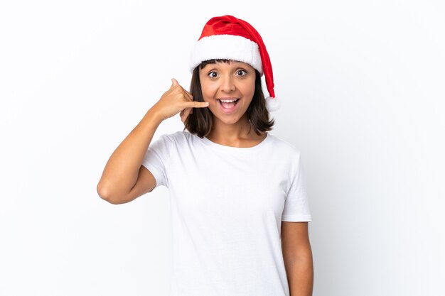 Mujer joven de raza mixta celebrando la Navidad