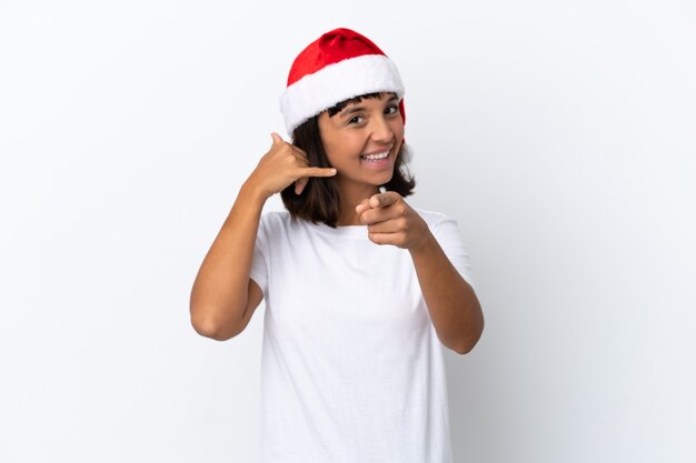 Mujer joven de raza mixta celebrando la Navidad