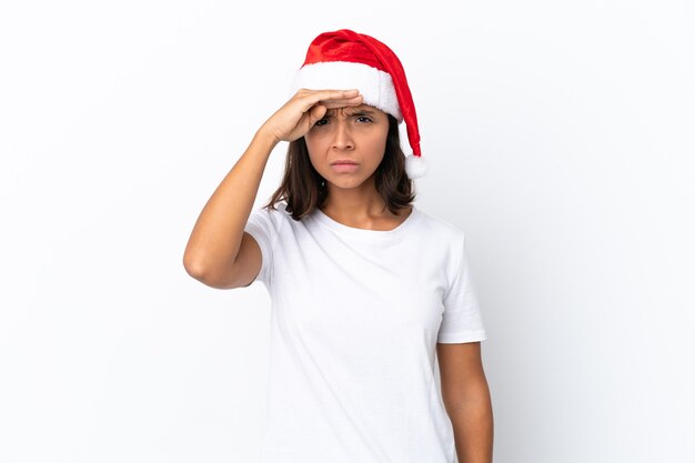 Mujer joven de raza mixta celebrando la Navidad