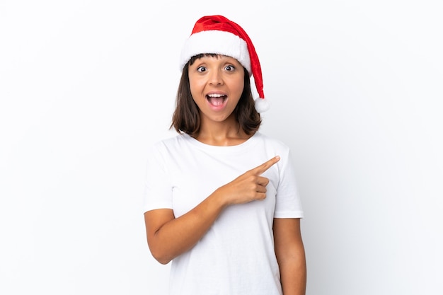 Mujer joven de raza mixta celebrando la Navidad