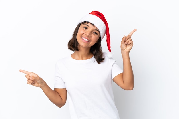 Mujer joven de raza mixta celebrando la Navidad