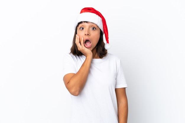 Mujer joven de raza mixta celebrando la Navidad