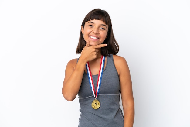 Mujer joven de raza mixta con medallas aislado sobre fondo blanco sonriendo