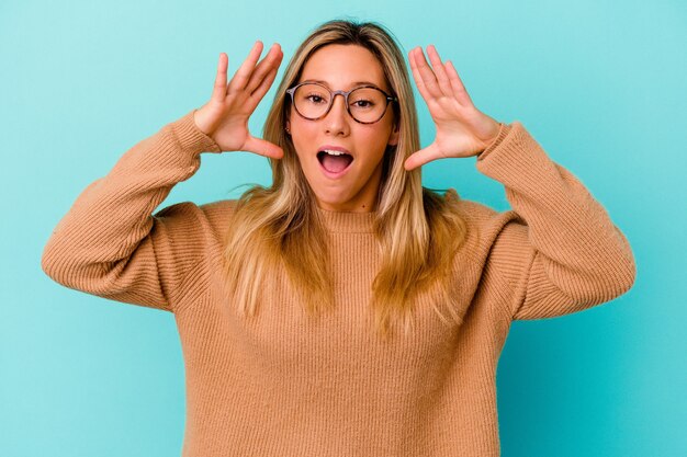 Mujer joven de raza mixta sorprendida y conmocionada.