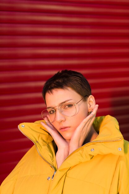 Foto mujer joven real con chaqueta amarilla y gafas vintage