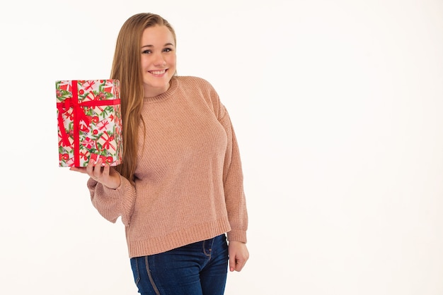 mujer joven, con, regalo de navidad, aislado