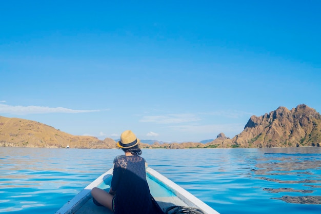 Mujer joven relajándose en el barco