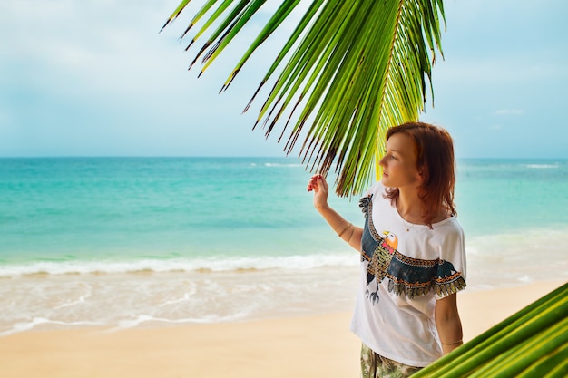 Mujer joven relajándose en la playa, Sri Lanka