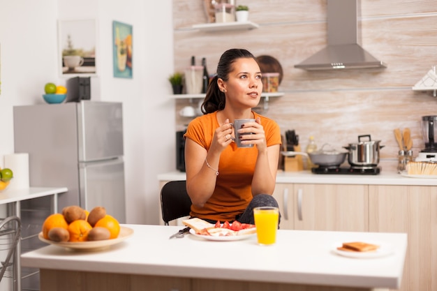 Mujer joven relajándose y tomando café por la mañana dama ejoying una taza de café por la mañana