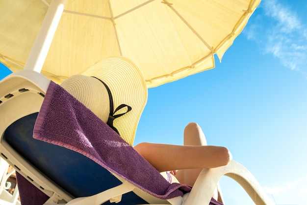 Foto mujer joven relajante al aire libre en un día soleado de verano