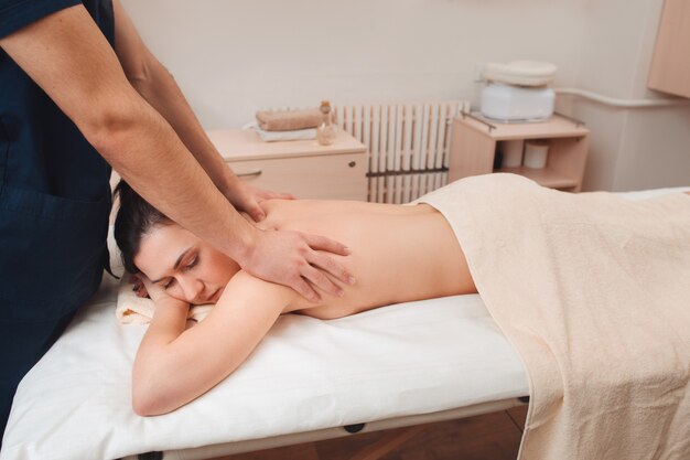 Mujer joven, relajante, en, el, balneario