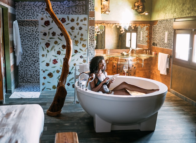 Foto mujer joven relajante en el baño de hidromasaje