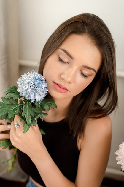 Mujer joven, relajante, en casa