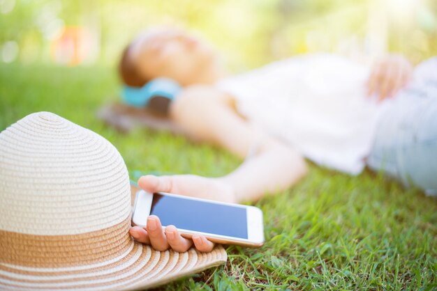 Mujer joven relajante en el parque natural. Vacaciones de verano en el jardín.