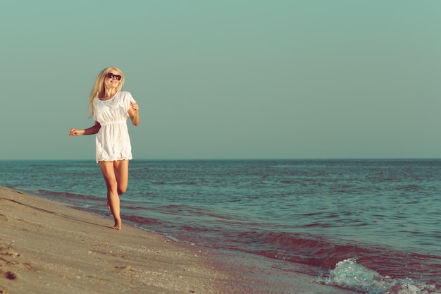 Mujer joven, relajante, en la playa