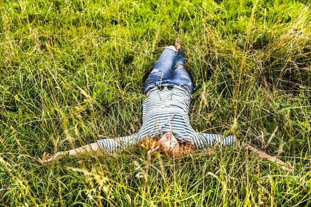 mujer joven, relajante, en, un, pradera