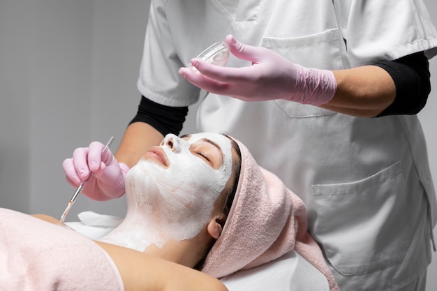 Foto mujer joven, relajante, en, un, salón de belleza