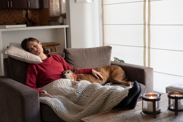 Mujer joven, relajante, en, sofá, con, perro