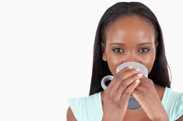 Mujer joven relajante con una taza de té