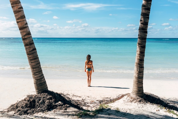 Mujer joven relajarse en la playa. Concepto de vacaciones.