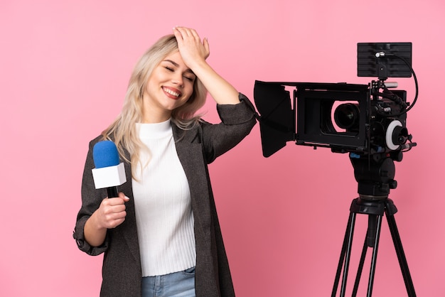 Mujer joven reportero sobre aislado