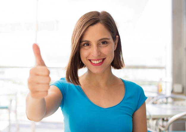 mujer joven en un restaurante bien firme