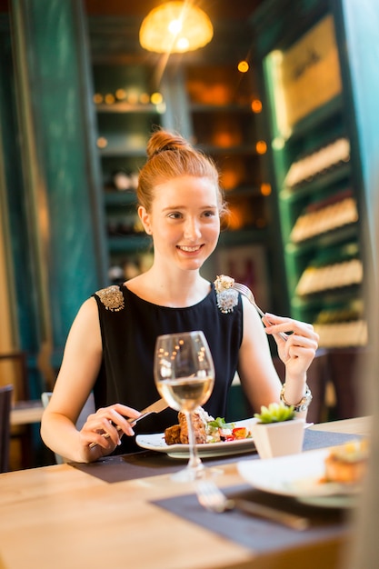 Mujer joven en restaurante