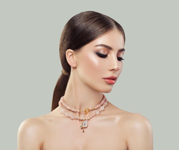 Mujer joven con retrato de joyería Joyas para mujer collar con piedras preciosas Belleza y accesorios