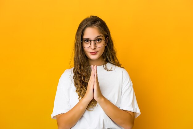 Mujer joven, rezando