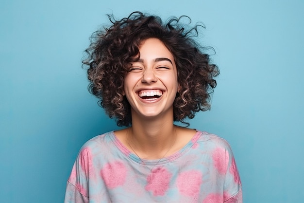 Mujer joven riendo con expresiones faciales divertidas