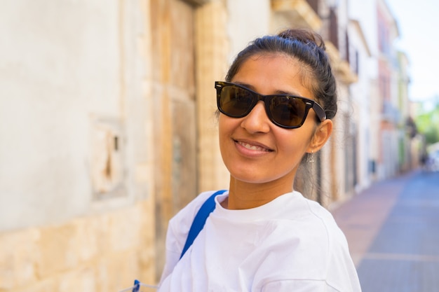 Mujer joven riendo y feliz