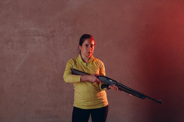 Mujer joven con rifle