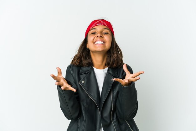 Mujer joven rockero latino aislado en la pared blanca con una gran idea, concepto de creatividad.