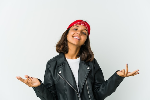 Mujer joven rockero latino haciendo un gesto de negación